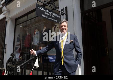 Richard Anderson, der seit 34 Jahren an Savile Row arbeitet, maßgeschneiderter Anzug-Hersteller und Schneiderhändler bei Savile Row, Mayfair, London, Großbritannien Stockfoto