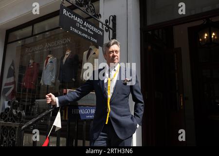 Richard Anderson, der seit 34 Jahren an Savile Row arbeitet, maßgeschneiderter Anzug-Hersteller und Schneiderhändler bei Savile Row, Mayfair, London, Großbritannien Stockfoto