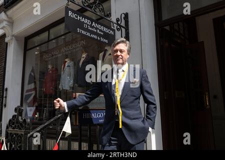 Richard Anderson, der seit 34 Jahren an Savile Row arbeitet, maßgeschneiderter Anzug-Hersteller und Schneiderhändler bei Savile Row, Mayfair, London, Großbritannien Stockfoto