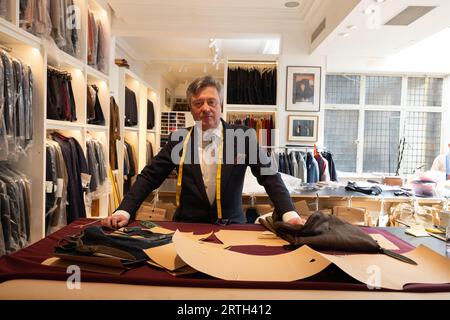 Richard Anderson, der seit 34 Jahren an Savile Row arbeitet, maßgeschneiderter Anzug-Hersteller und Schneiderhändler bei Savile Row, Mayfair, London, Großbritannien Stockfoto