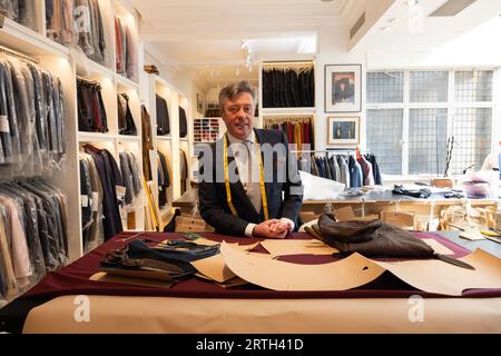 Richard Anderson, der seit 34 Jahren an Savile Row arbeitet, maßgeschneiderter Anzug-Hersteller und Schneiderhändler bei Savile Row, Mayfair, London, Großbritannien Stockfoto