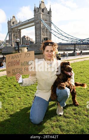 Mit ihrem Haustier Cocker Spaniel nimmt Rocco am „Bark All About IT“-Protest im Londoner Potters Fields Park Teil, der von Edgard und Cooper veranstaltet wird und die britische Regierung auffordert, neue Maßnahmen zu ergreifen, um das Wohlbefinden unserer Haustiere zu gewährleisten. Bilddatum: Mittwoch, 13. September 2023. Stockfoto