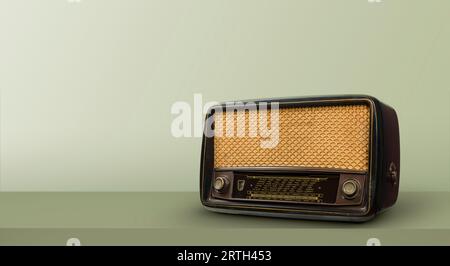 Antikes Radio auf grünem Tisch und Vintage-Hintergrund. Stockfoto