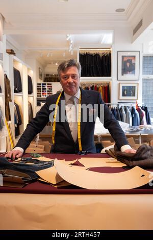 Richard Anderson, der seit 34 Jahren an Savile Row arbeitet, maßgeschneiderter Anzug-Hersteller und Schneiderhändler bei Savile Row, Mayfair, London, Großbritannien Stockfoto