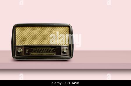 Antikes Radio im Regal mit Vintage-Hintergrund. Stockfoto