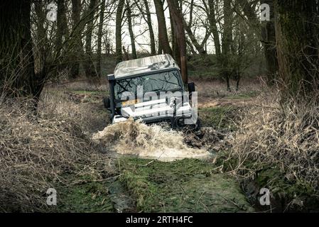 Fotoserie aus einem Nachmittagsausflug mit verschiedenen Land Rover Fahrzeugen wie dem berühmten Land Rover Defender und Range Rover Modellen. Stockfoto