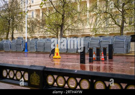 LONDON - 24. April 2023: Die Vorbereitungen für die Krönung von König Charles umfassen Metallbarrikaden an einem nassen Tag in der Mall. Stockfoto