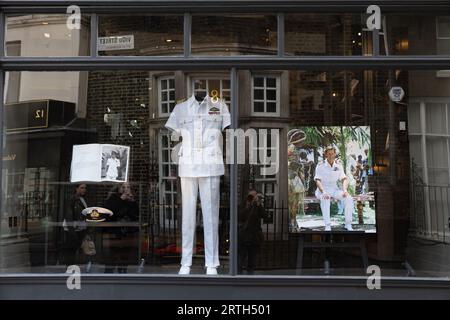 Savile Row, die vor der Krönung am 06. 2023. Mai Boutiquen mit modischer Kleidung und Schaufenstern für König Karl III. Zusammenstellt. Stockfoto