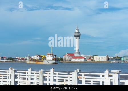 Samut Prakan, Thailand - 12. Mai 2023: flussseite von Samut Prakan mit Samut Prakan Tower, Blick vom Phi Suea Samut Fort Pier. Stockfoto