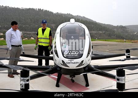 Jerusalem, Israel. September 2023. Nach einem Testflug im Hadassah Hospital ein Kerem in Jerusalem am Mittwoch, den 13. September 2023, sitzen die Menschen in Israels National Drone Initiative und Cando Drones Drohnen-Taxi. Foto von Debbie Hill/Credit: UPI/Alamy Live News Stockfoto