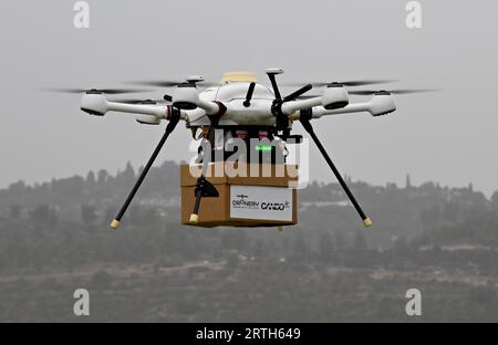 Jerusalem, Israel. September 2023. Eine Drohne von Israels nationaler Drohneninitiative und Cando Drohnen liefert medizinische Ausrüstung bei einem Testflug im Hadassah Hospital ein Kerem in Jerusalem am Mittwoch, den 13. September 2023. Foto von Debbie Hill/Credit: UPI/Alamy Live News Stockfoto