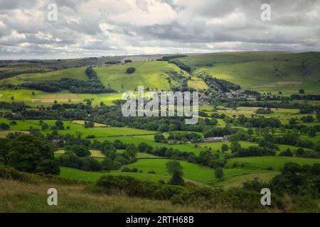 Blick vom Great Ridge hinunter und atemberaubende Aussicht auf die charmante Stadt Castleton im Peak District Stockfoto