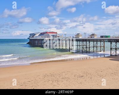 Cromer Pier an einem perfekten Sommertag, der an Eis, Sonnencreme und Eimer und Pik erinnert Stockfoto