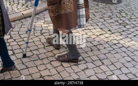 Beine einer älteren Dame auf der Nazare-Straße Stockfoto