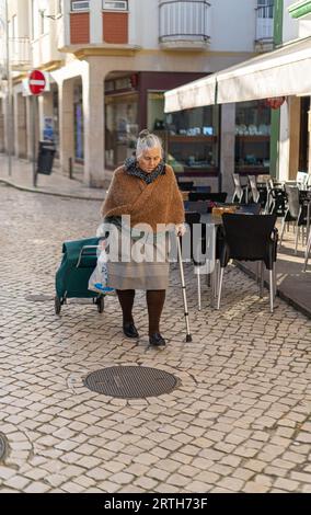 Nazare, Portugal - 09.12.2022: Ältere Dame auf der Straße Stockfoto