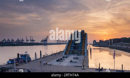 Hamburg, Elbe, Deutschland: Hafenuntergangslandschaft vom Kreuzfahrtanleger Altona. Blick auf das Bürogebäude 'Dockland' im Stadtteil Altona Stockfoto