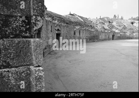 Fossa Bestiaria und das Amphitheater in Italica in Spanien. Stockfoto