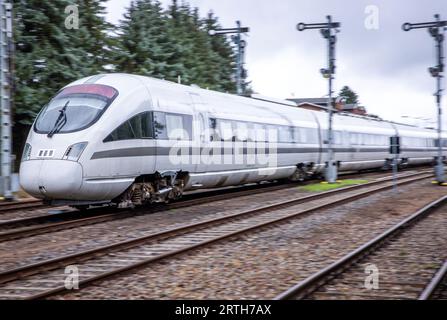 Karow, Deutschland. September 2023. Der Testzug „Advanced TrainLab“ der Deutschen Bahn fährt in den ansonsten kaum genutzten Bahnhof Karow. (Langzeitaufnahme) bei einem Zwischenstopp während der Probefahrten hatte der Infrastrukturbetreiber Regio Infra Nordost das Streckenkonzept „Karower Kreuz 365“ für eine effektivere Nutzung des Schienennetzes in der Region vorgestellt. Es geht um mögliche Perspektiven eines attraktiven Personenverkehrs zwischen den Metropolen Berlin und Rostock auf der Nord-Süd-Achse. Quelle: Jens Büttner/dpa/Alamy Live News Stockfoto