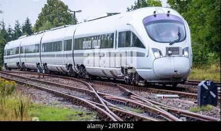 Karow, Deutschland. September 2023. Der Testzug „Advanced TrainLab“ der Deutschen Bahn fährt in den Bahnhof Karow, der sonst kaum genutzt wird. Während eines Zwischenstopps während der Probefahrten hatte der Infrastrukturbetreiber Regio Infra Nordost das Streckenkonzept „Karower Kreuz 365“ für eine effektivere Nutzung des Schienennetzes in der Region vorgestellt. Es geht um mögliche Perspektiven eines attraktiven Personenverkehrs zwischen den Metropolen Berlin und Rostock auf der Nord-Süd-Achse. Quelle: Jens Büttner/dpa/Alamy Live News Stockfoto