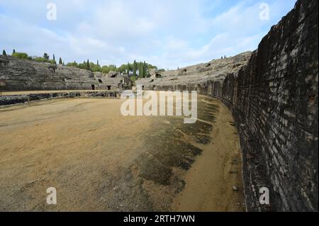 Fossa Bestiaria und das Amphitheater in Italica in Spanien. Stockfoto