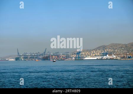 Hafen von Piräus, Attika Griechenland. Industriegebiet, Containerterminal, festgelegtes Frachtschiff zum Be- oder Entladen. Mediterranes Meer, blauer Himmel Hintergrund. Stockfoto