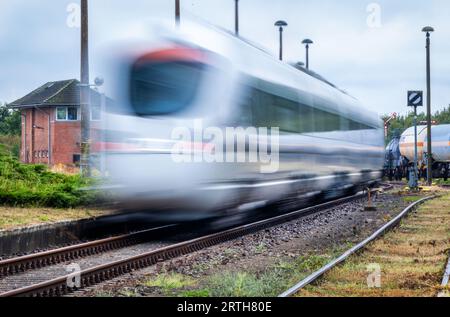 Karow, Deutschland. September 2023. Der Testzug „Advanced TrainLab“ der Deutschen Bahn fährt aus dem Bahnhof Karow, der sonst kaum genutzt wird. (Langzeitaufnahme) bei einem Zwischenstopp während der Probefahrten hatte der Infrastrukturbetreiber Regio Infra Nordost das Streckenkonzept „Karower Kreuz 365“ für eine effektivere Nutzung des Schienennetzes in der Region vorgestellt. Es geht um mögliche Perspektiven eines attraktiven Personenverkehrs zwischen den Metropolen Berlin und Rostock auf der Nord-Süd-Achse. Quelle: Jens Büttner/dpa/Alamy Live News Stockfoto