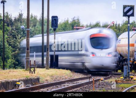 Karow, Deutschland. September 2023. Der Testzug „Advanced TrainLab“ der Deutschen Bahn fährt aus dem Bahnhof Karow, der sonst kaum genutzt wird. (Langzeitaufnahme) bei einem Zwischenstopp während der Probefahrten hatte der Infrastrukturbetreiber Regio Infra Nordost das Streckenkonzept „Karower Kreuz 365“ für eine effektivere Nutzung des Schienennetzes in der Region vorgestellt. Es geht um mögliche Perspektiven eines attraktiven Personenverkehrs zwischen den Metropolen Berlin und Rostock auf der Nord-Süd-Achse. Quelle: Jens Büttner/dpa/Alamy Live News Stockfoto