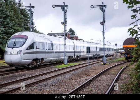 Karow, Deutschland. September 2023. Der Testzug „Advanced TrainLab“ der Deutschen Bahn fährt in den ansonsten kaum genutzten Bahnhof Karow. (Langzeitaufnahme) bei einem Zwischenstopp während der Probefahrten hatte der Infrastrukturbetreiber Regio Infra Nordost das Streckenkonzept „Karower Kreuz 365“ für eine effektivere Nutzung des Schienennetzes in der Region vorgestellt. Es geht um mögliche Perspektiven eines attraktiven Personenverkehrs zwischen den Metropolen Berlin und Rostock auf der Nord-Süd-Achse. Quelle: Jens Büttner/dpa/Alamy Live News Stockfoto