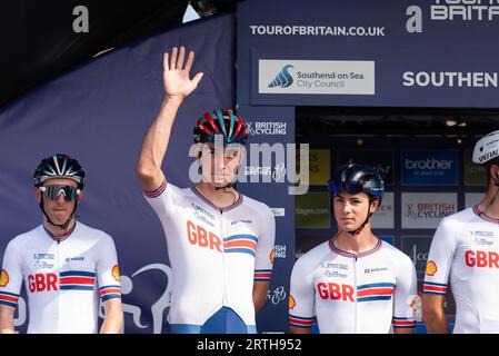 Fahrer des Teams Großbritannien beim Tour of Britain-Radrennen der Stufe 6 starten in Southend auf Sea, Essex, UK. Stephen Williams, Joshua Giddings, Noah Hobbs Stockfoto