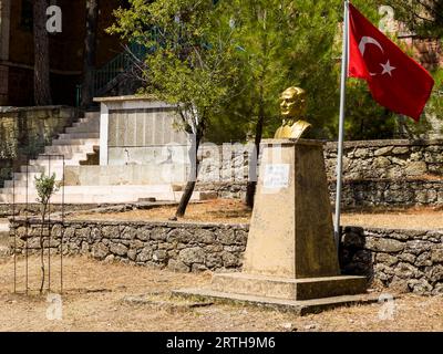 Bronzefarbene Atatürkbüste und türkische Flagge im Schulgarten. Hochwertige Fotos Stockfoto