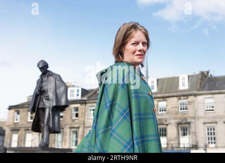 Edinburgh, UK 13. September 2023: Conan Doyles StufenurgroßenEnkelin und Designerin des Sherlock Holmes Tartan Tania Henzell am Retutrn der Holmes-Statue an Picardy Place nach Bauarbeiten. PIC: DB Media Services / Alamy Live Stockfoto