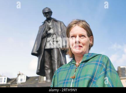 Edinburgh, UK 13. September 2023: Conan Doyles StufenurgroßenEnkelin und Designerin des Sherlock Holmes Tartan Tania Henzell am Retutrn der Holmes-Statue an Picardy Place nach Bauarbeiten. PIC: DB Media Services / Alamy Live Stockfoto