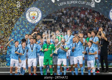 Athen, Griechenland - 16. August 2023: Manchester City feiert mit der Trophäe, nachdem er Sevilla FC während des letzten Fußballspiels im Super Cup in Stadi besiegt hatte Stockfoto