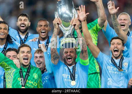 Athen, Griechenland - 16. August 2023: Manchester City feiert mit der Trophäe, nachdem er Sevilla FC während des letzten Fußballspiels im Super Cup in Stadi besiegt hatte Stockfoto