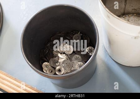 Manufakturbesuch in Nomos in Glashütte Deutschland für eine Führung und Erklärung des Prozesses zur Herstellung einer deutschen mechanischen Uhr. Stockfoto