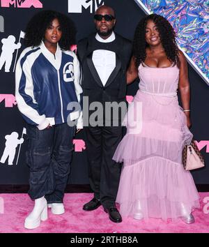 Newark, Usa. September 2023. NEWARK, NEW JERSEY, USA - 12. SEPTEMBER: Angelina Claudinelle Jean, Wyclef Jean und Claudinette Jean treffen bei den MTV Video Music Awards 2023 ein, die am 12. September 2023 im Prudential Center in Newark, New Jersey, USA, stattfinden. (Foto: Xavier Collin/Image Press Agency) Credit: Image Press Agency/Alamy Live News Stockfoto