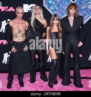 NEWARK, NEW JERSEY, USA - 12. SEPTEMBER: Damiano David, Ethan Torchio, Victoria de Angelis und Thomas Raggi aus Måneskin (Maneskin) in Outfits von Rick Owens treffen bei den MTV Video Music Awards 2023 im Prudential Center am 12. September 2023 in Newark, New Jersey, USA ein. (Foto: Xavier Collin/Image Press Agency) Stockfoto