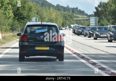 Schlangen des langsamen Verkehrs auf beiden Fahrbahnen der A303 bei Yeovil in Somerset im Vereinigten Königreich Stockfoto