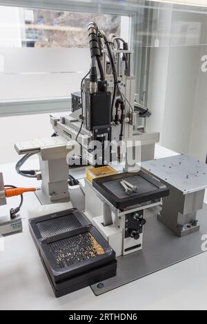 Manufakturbesuch in Nomos in Glashütte Deutschland für eine Führung und Erklärung des Prozesses zur Herstellung einer deutschen mechanischen Uhr. Stockfoto