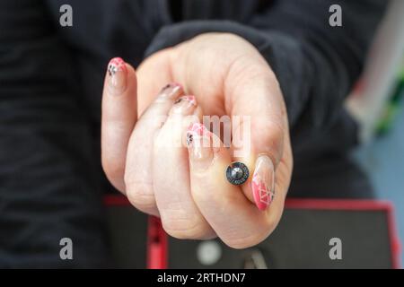 Manufakturbesuch in Nomos in Glashütte Deutschland für eine Führung und Erklärung des Prozesses zur Herstellung einer deutschen mechanischen Uhr. Stockfoto