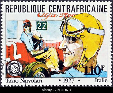 Briefmarke, gedruckt von der Zentralafrikanischen Republik, die den italienischen Rennfahrer Tazio Nuvolari (1892–1953) zeigt, um 1981. Stockfoto