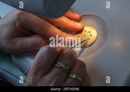 Manufakturbesuch in Nomos in Glashütte Deutschland für eine Führung und Erklärung des Prozesses zur Herstellung einer deutschen mechanischen Uhr. Stockfoto