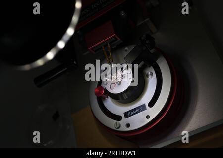 Manufakturbesuch in Nomos in Glashütte Deutschland für eine Führung und Erklärung des Prozesses zur Herstellung einer deutschen mechanischen Uhr. Stockfoto