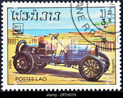 Von Laos gedruckte Briefmarke, die Bugatti zeigt, um 1984. Stockfoto