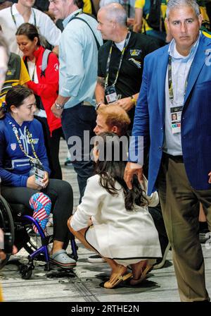 Düsseldorf, Deutschland. September 2023. Prinz Harry und Meghan, der Herzog und Herzogin von Sussex in der MERKUR SPIEL-ARENA in Düsseldorf, am 13. September 2023, um beim Rollstuhl-Basketball-Turnier während der Invictus Games Düsseldorf 2023 teilzunehmen. Credit: Albert Nieboer/Netherlands OUT/Point de Vue OUT/dpa/Alamy Live News Stockfoto