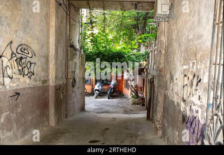 Tiflis, Georgien - 11. August 2023: Straße in der Altstadt von Tiflis. Altes Wohngebäude mit Weinlese und Fahrrädern Stockfoto