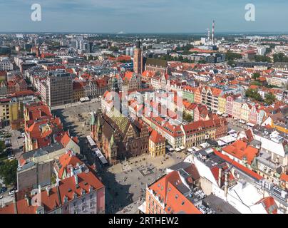 Luftaufnahme des Alten Marktplatzes in Wrocław, Polen (Wrocławski Rynek). Panoramablick auf die Stadt an einem sonnigen Sommertag Stockfoto