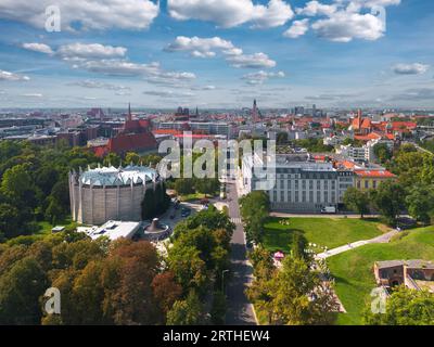 Luftpanorama von Breslau vom Juliusz-Słowacki-Park mit einem Wahrzeichen-Panoramamuseum der Schlacht von Racławice im Vordergrund Stockfoto