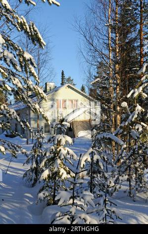 Finnische schneebedeckte Landschaft an der russischen Grenze, Lentiira, Finnland Stockfoto