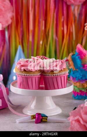Geburtstagsfeier Konzept mit Cupcake Stockfoto